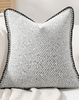Coussin blanc à rayures et surpiqûres noires 45x45 cm ZIGGY